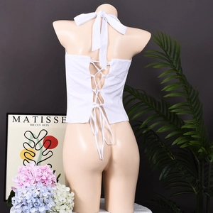 Vista posteriore dettagliata del crop top bianco a fascia con lacci incrociati regolabili