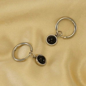 Boucles d'oreilles créoles en acier argenté avec pendentif en pierre noire sur soie