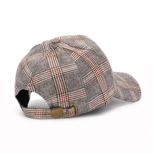 Berretto da baseball classico in tweed a quadri grigi e rossi visto dal retro