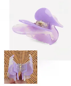 Detail view of lavender acetate heart hair claw with 8.7x6.2cm size and 27.6g weight