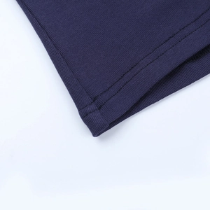 Détail du haut slim Y2K bleu marine montrant l'ourlet à double couture et le tissu tricoté