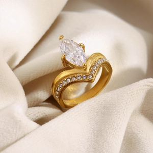 Dettaglio anello a corona placcato oro 18K con zircone marquise e fascia a forma di V
