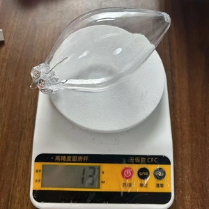 Vue détaillée d'une suspension goutte en PET de 1,3g sur une balance pour Noël