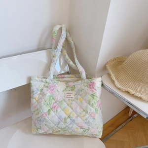 Quilted floral tote bag in cream white with vintage French style and large capacity