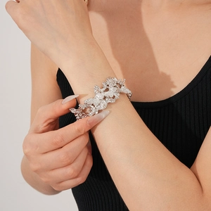 Gros plan d'un bracelet manchette papillon argenté à texture de lave sur un mannequin