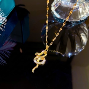 Collier en acier titane avec pendentif serpent doré et zircons blancs aux yeux verts