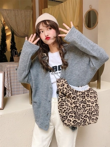 Sac à bandoulière en peluche léopard d'hiver avec cardigan gris et bonnet tricoté