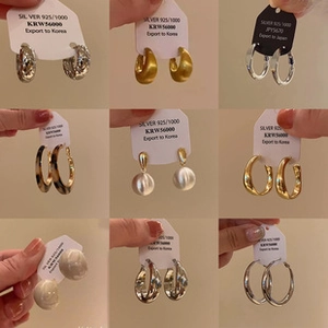 Detailed grid showing S925 silver earrings with pearls and matte gold finish