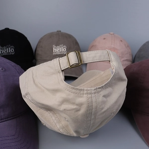 Detalle de hebilla de latón ajustable en gorra de béisbol de algodón lavado vintage