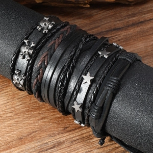 Set bracciale punk uomo in pelle multistrato con ciondoli a teschio e stelle