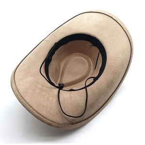 Dettaglio della corda antivento regolabile e della fascia interna del cappello da cowboy