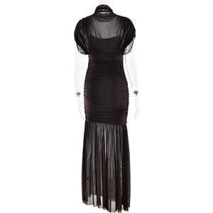Détails du dos de la robe longue noire avec empiècements en résille et finitions plissées