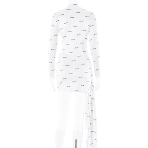 Détail de la robe blanche à manches longues avec imprimé lettres et cordon latéral