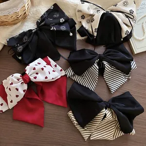 Grandes pinces à cheveux en satin avec motifs camélia et pendentifs perles élégants