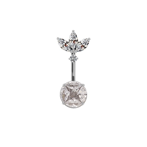 Détail du piercing de nombril coeur argent 14G avec couronne en zircon coupe marquise