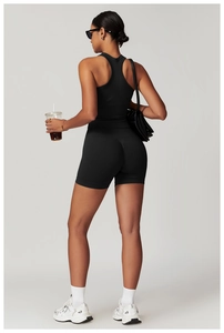 Détail de short de yoga noir taille haute sans couture avec débardeur dos nageur galbant