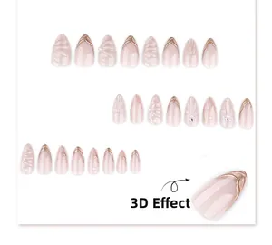 Vue détaillée des faux ongles amande 3D œil de chat avec perles et textures dorées