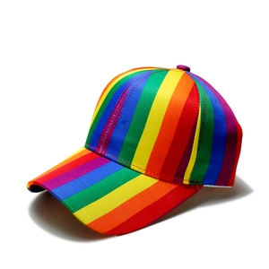 Gros plan des rayures verticales arc-en-ciel sur la texture du bonnet de baseball