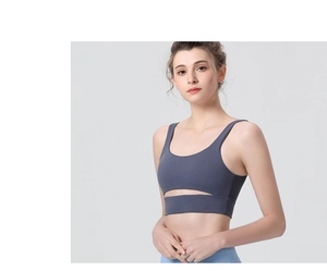 Détail du soutien-gorge de sport à maintien élevé avec découpe avant et bretelles larges