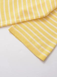 Detaillierte Makroansicht des gelb-weiß gestreiften Strickstoffs mit feiner Textur