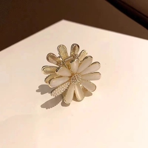 Pince à cheveux marguerite en opale élégante avec base dorée et pétales blanc crème