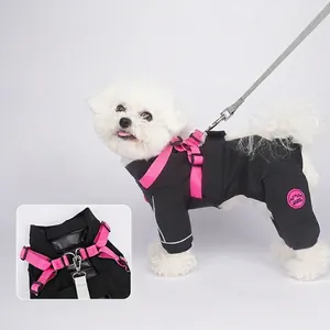 Combinaison pour chien d'extérieur avec harnais intégré et détails réfléchissants noir et rose