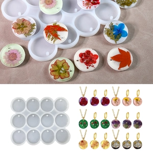 Détail du moule en silicone 12 cavités avec exemples de pendentifs en résine fleurie