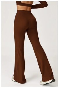 Vista posteriore del set sportivo marrone con pantaloni svasati a vita alta e crop top