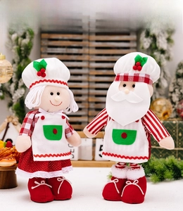 Detail von Weihnachts-Weihnachtsmann- und Kochpuppen in festlichen Kostümen für Deko