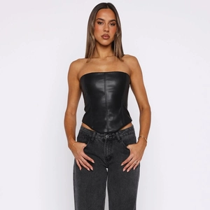 Détail d'un corset en simili cuir noir avec coutures verticales et fini lisse brillant