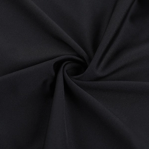 Gros plan sur tissu en dentelle noire avec plis élégants et texture douce raffinée