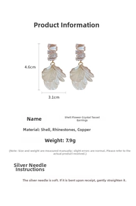 Détail des boucles d'oreilles fleur avec pétales en nacre et cristaux, hauteur 4,6cm