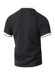 Vue arrière du polo noir montrant la texture diamant et les détails du col blanc