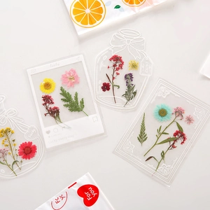 Kreative handgemachte transparente PET-Lesezeichen mit bunten echten getrockneten Blumen