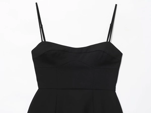 Détail d'une robe noire cintrée à fines bretelles et décolleté en cœur