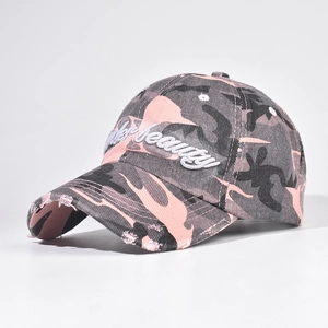Gros plan détaillé sur la casquette camouflage rose avec broderie Beauty vintage