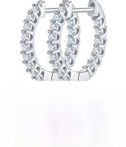 Dettaglio degli orecchini a cerchio in argento S925 con pietre di moissanite tonde