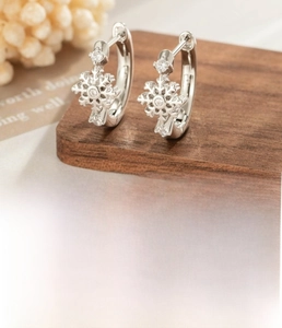Vue détaillée des boucles d'oreilles flocon en argent avec zircone et diamètre de 10mm