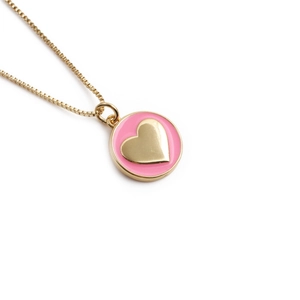 Collana minimalista placcata oro con ciondolo rotondo in smalto rosa e cuore