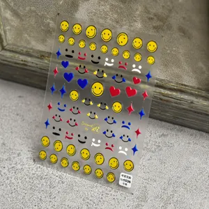 Nahaufnahme der 5D-geprägten Nagelsticker mit bunten Smileys und kleinen Herzen
