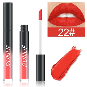 Détail du rouge à lèvres mat rouge avec applicateur et échantillon de texture lisse