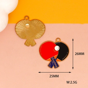 Dettaglio macro di ciondoli a forma di racchetta da ping pong in smalto rosso