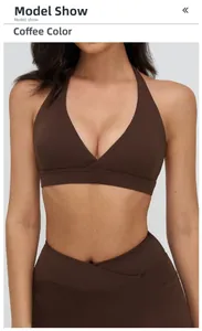 Dettaglio del reggiseno sportivo marrone caffè con scollo a V e spalline incrociate