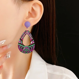Vue détaillée de la boucle d'oreille goutte violette avec motif tribal sur un mannequin