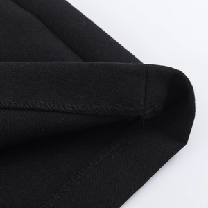 Nahaufnahme von schwarzem Stoff mit präziser Innensaumnaht und hochwertiger Textur