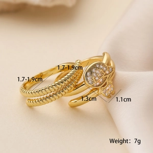 Λεπτομέρεια επίχρυσων δαχτυλιδιών 18K με ζιργκόν, δείχνει βάρος 7g και διαστάσεις