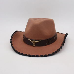 Sombrero de vaquero de fieltro marrón con emblema de toro dorado y detalle de ala tejida