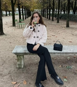 Détail de la veste en polaire blanc cassé chaud avec boutons en corne en métal