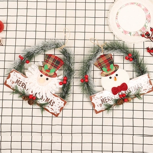 Weihnachtskränze mit Weihnachtsmann und Schneemann sowie Merry Christmas Holzschildern