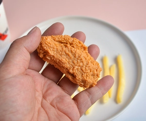 Dettaglio portachiavi nugget di pollo fritto realistico con consistenza croccante